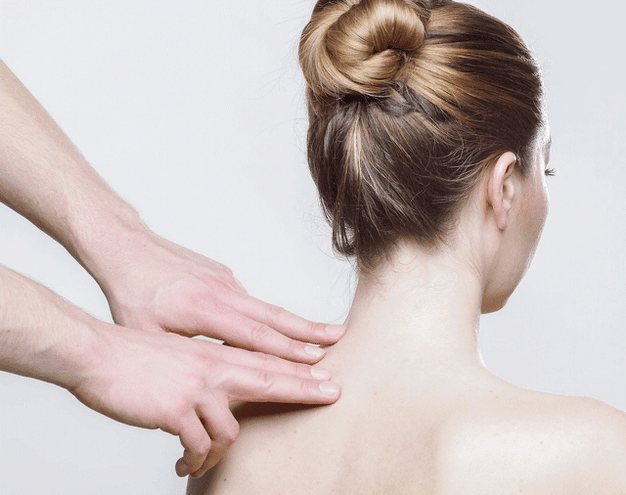 masaż szyi kobiety